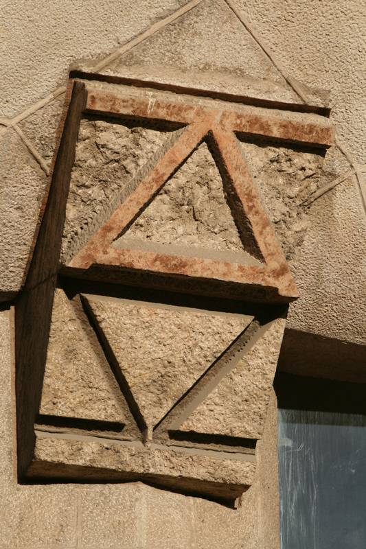 Alfa y Omega Puerta del Evangelio en el Pórtico de la Fachada de la Pasión